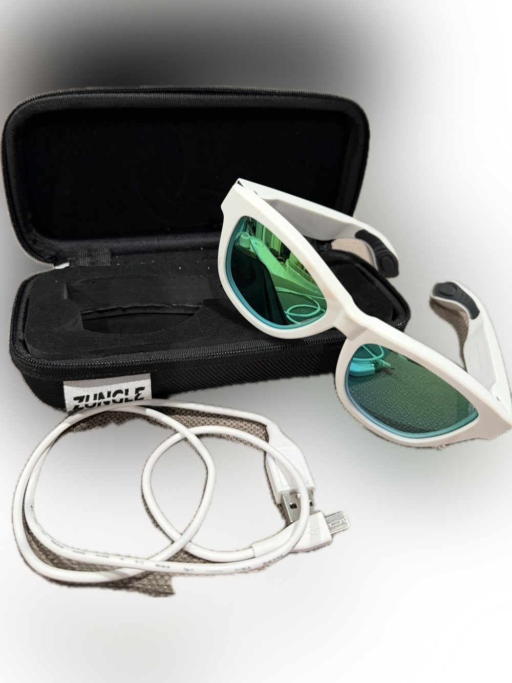 ZUNGLE Bluetooth Audio Smart White Sunglasses – Polarized Lenses – Complete Set